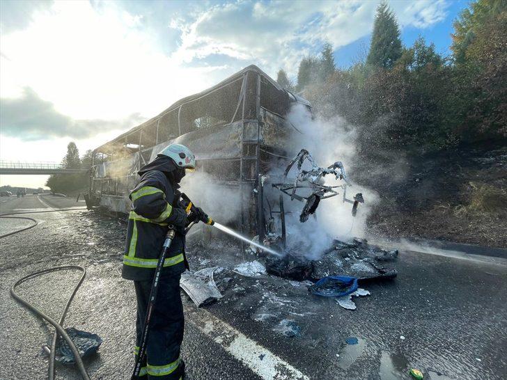 Düzce'de boş yolcu otobüsü yanarak kullanılamaz hale geldi G3