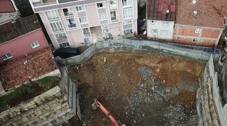 Kağıthane'de istinat duvarı çöktü, minibüs mahsur kaldı