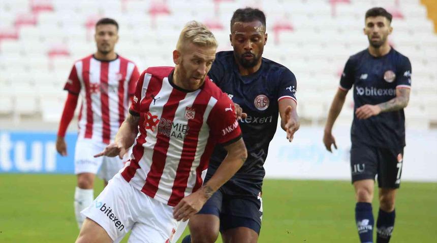 Sivasspor ve Antalyaspor d&uuml;ellosunda kazanan yok