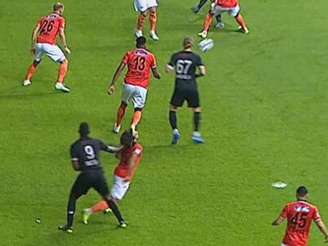 Balotelli, Sadık Çiftpınar'ın saçını çekti! Hakemin kararı...