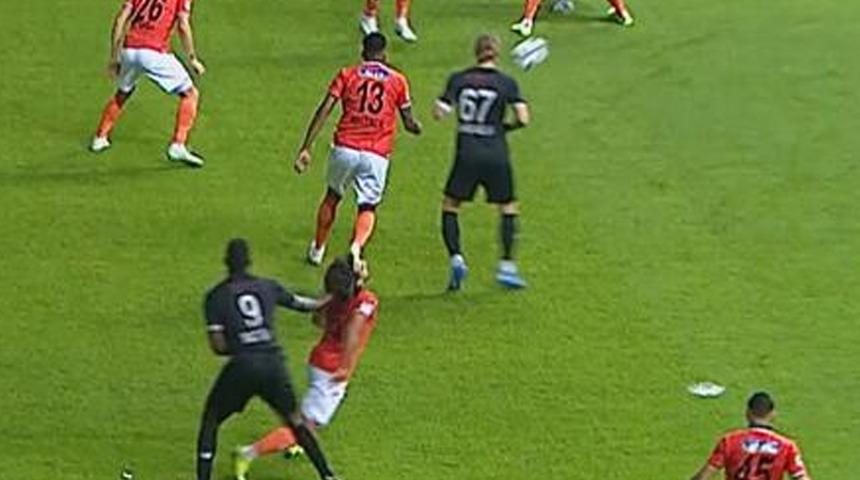 Balotelli, Sadık Çiftpınar'ın saçını çekti! Hakemin kararı...