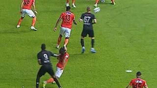 Balotelli, Sadık Çiftpınar'ın saçını çekti! Hakemin kararı...