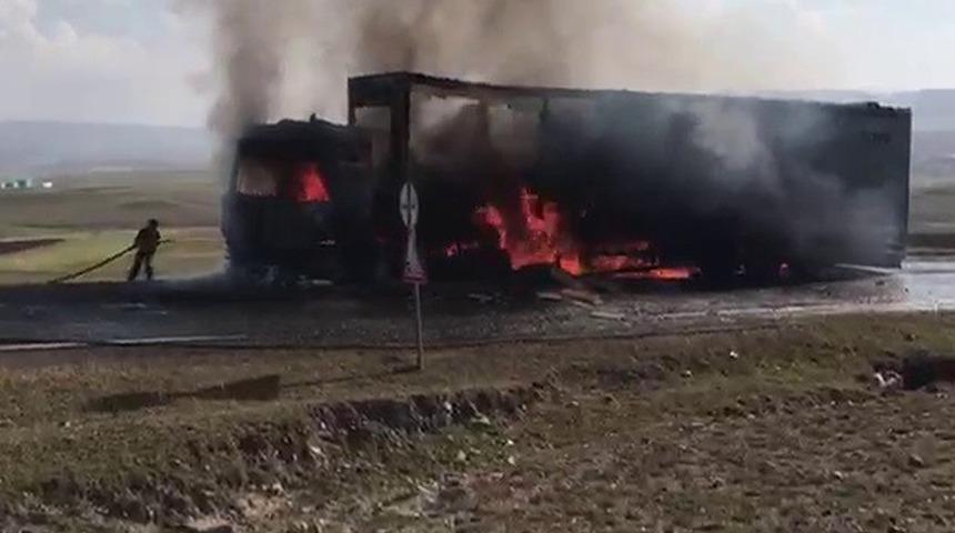 Gürcistan’a giden Azerbaycan plakalı TIR seyir halindeyken yandı