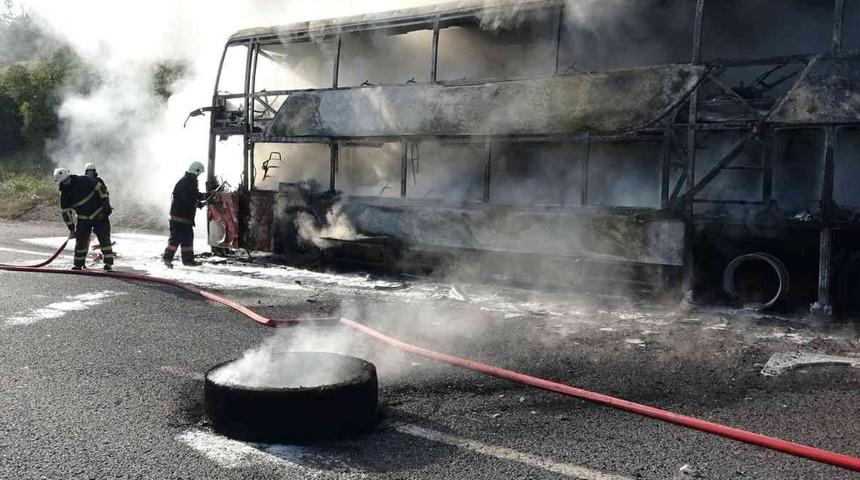 Düzce'de alev alev yanan yolcu otobüsü küle döndü