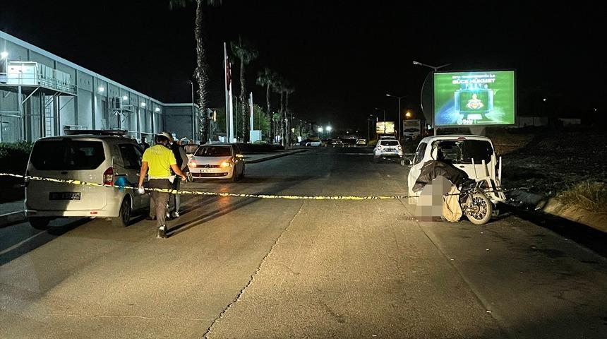 Adana'da park halindeki araca çarpan motosikletin sürücüsü yaşamını yitirdi