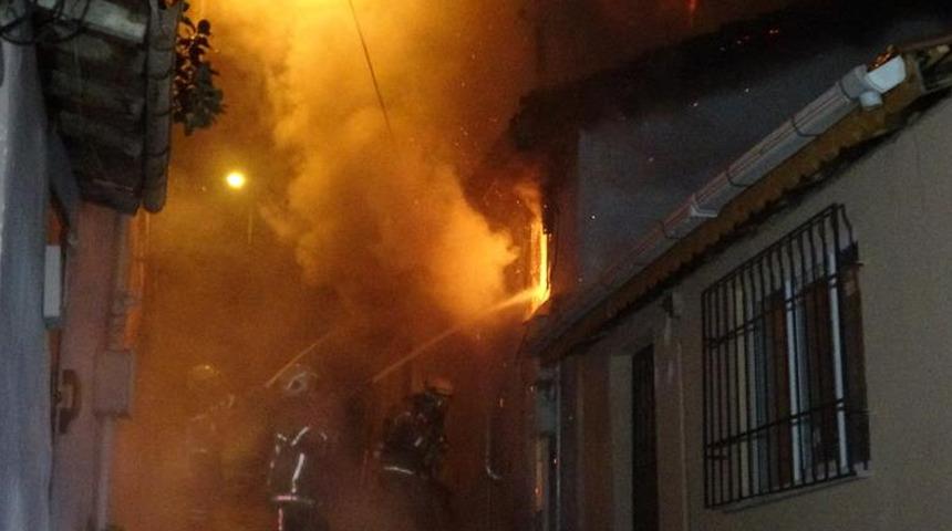 Bursa'da 2 katlı bina alev alev yandı
