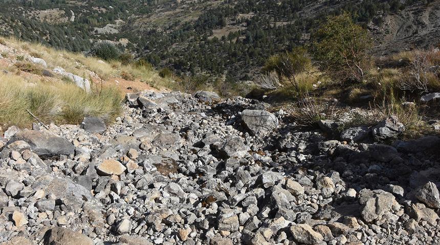 Yazın farklı, kışın farklı yöne akıyor! Uçarsu Şelalesi ilk kez kurudu