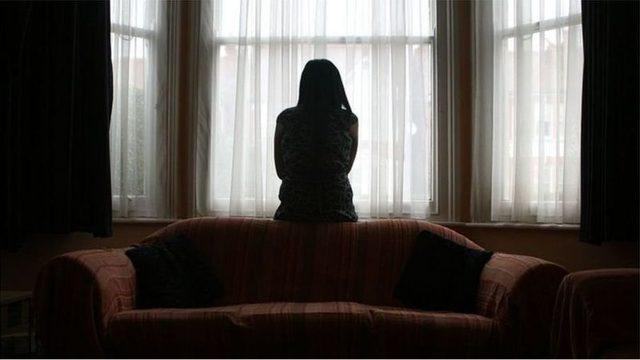 İngiltere ve Galler'de giderek artan oranda ev içi şiddet dosyası yargıya gidemeden kapatılıyor