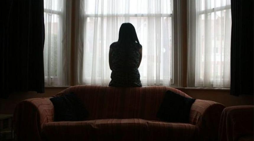 İngiltere ve Galler'de giderek artan oranda ev içi şiddet dosyası yargıya gidemeden kapatılıyor