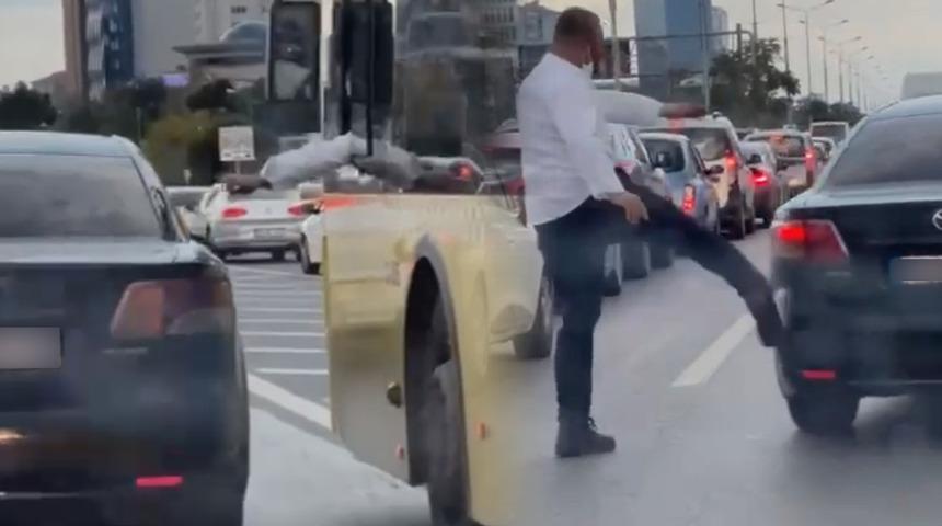 D-100'de şaşırtan anlar! İETT şoförü otomobili tekmeledi 