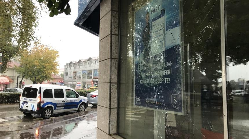 İş yerlerinin camını kıran şüphelinin yakalanması için çalışma başlatıldı