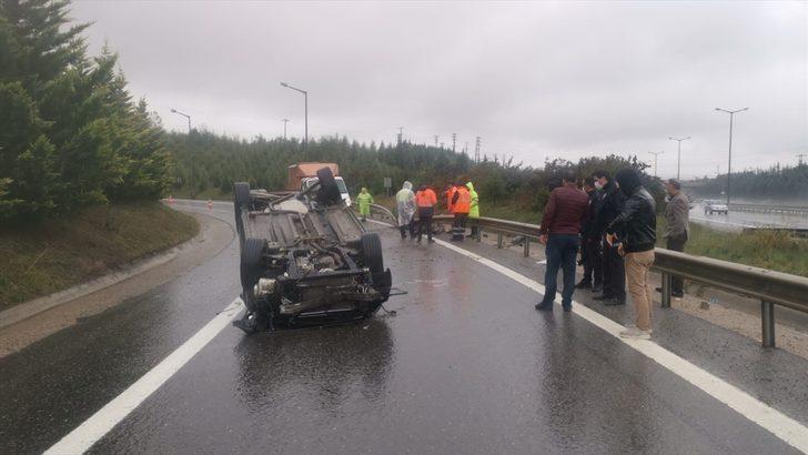 Anadolu Otoyolu'ndan bağlantı yoluna devrilen otomobildeki 2 kişi yaralandı G2