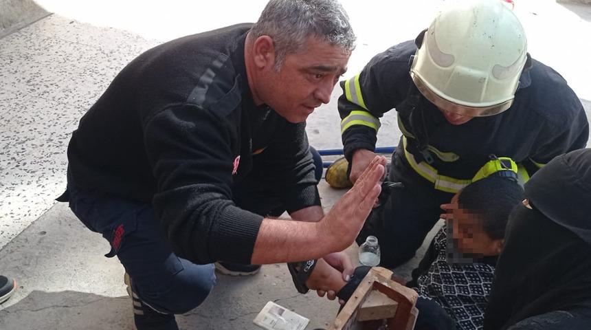 Küçük çocuk oyun oynarken rögara düştü!