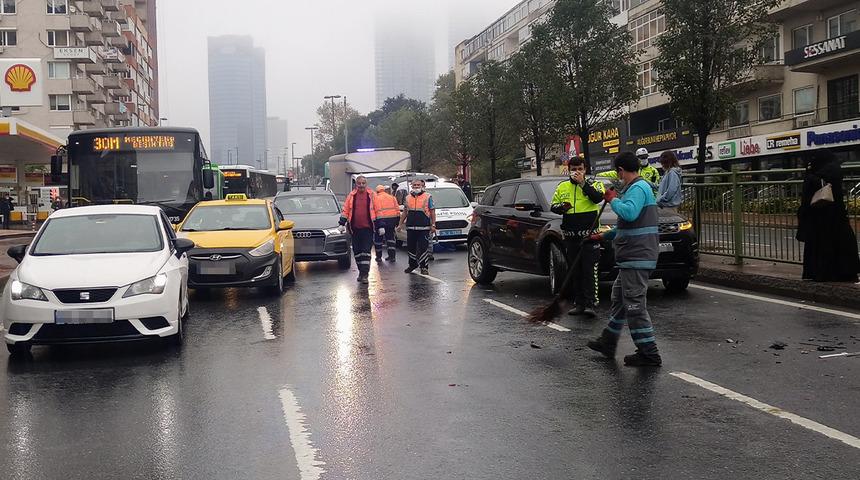 Beşiktaş'ta yağış sonrası milyonluk kaza! Dört araç birbirine girdi