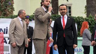 Aşı karşıtları mitinginde 'sahte cumhurbaşkanı'na yoğun ilgi