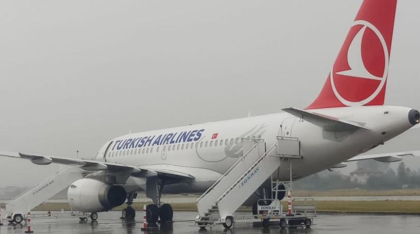 Uçağın içerisinde 2 saat bekleyip tekrar terminale getirildiler