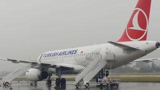 Uçağın içerisinde 2 saat bekleyip tekrar terminale getirildiler