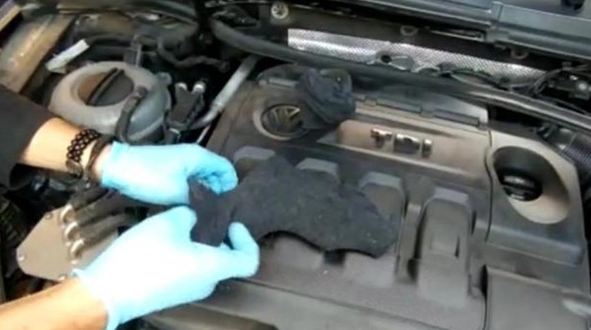 Otomobilin motorunda çorap içine gizlenmiş tabanca ele geçirildi