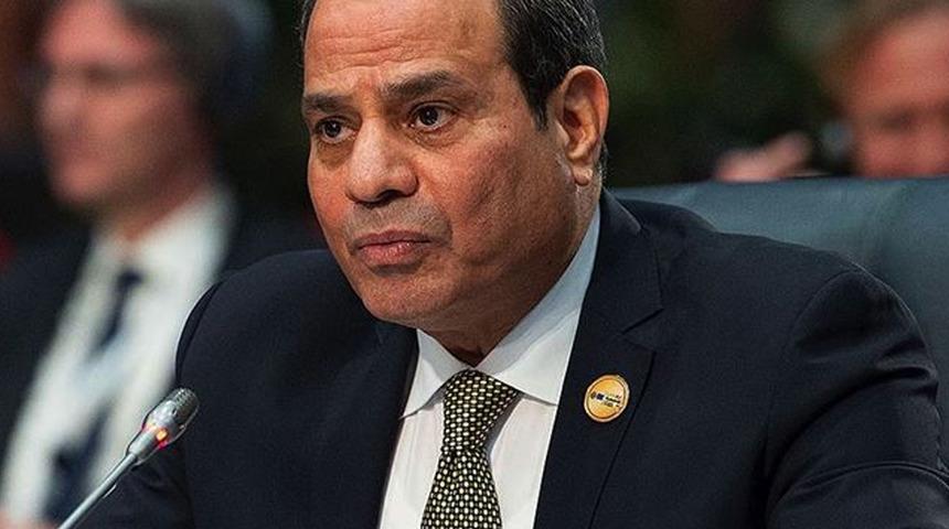 Mısır'da hazırlanması 20 yıl süren Kur'an-ı Kerim Cumhurbaşkanı Sisi'ye verildi