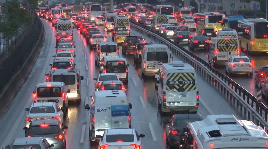 İstanbul'da haftanın ilk iş günü yağmur trafiği felç etti! Durma noktasına geldi