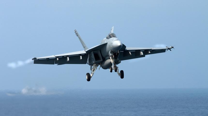 Seyir halindeki savaş jetinin kanopisi d&uuml;şt&uuml;! 