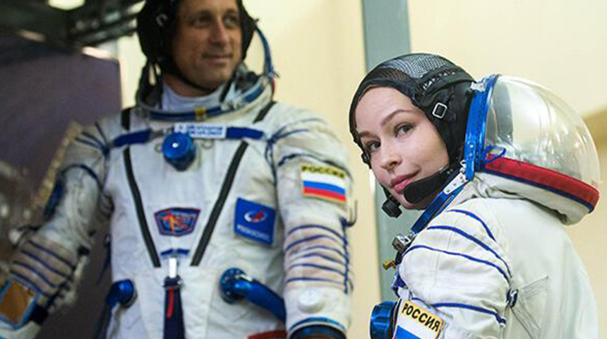 Uzayda ilk uzun metrajlı filmi çeken Rus ekibi dünyaya döndü