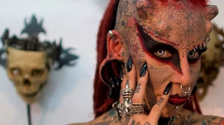 Vampir olmayı seçen Maria José Cristerna, görünüşüyle şoke ediyor