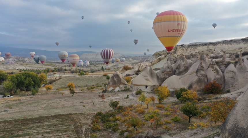 Sonbaharın her tonunu yansıttı! Kapadokya’nın atmosferi turistleri büyüledi