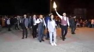 Sakarya'da şaşkına çeviren anlar! Düğüne Kurtlar Vadisi müziğiyle gelip ateş ederek takı taktılar