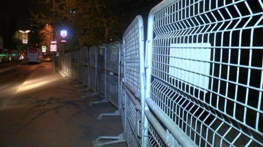 KESK üyeleri, barikatı yardı