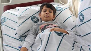 Karnına aldığı tekme darbesi hayatını kurtardı!