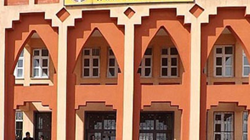 İmam hatip lisesi önünde başörtüsü eylemi