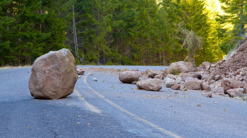 Nepal'de toprak kayması: 32 ölü  
