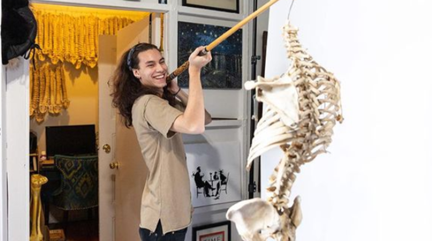 İnsan kemikleri satan TikTok kullanıcısı Jon Pichaya Ferry, sosyal medyada tartışmaları ateşledi