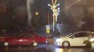 Arızalanan araç için ilginç yöntem! Kendilerini böyle riske attılar