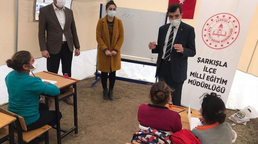 Sivas'ta mevsimlik işçilerin çocukları için eğitim çadırları oluşturuldu