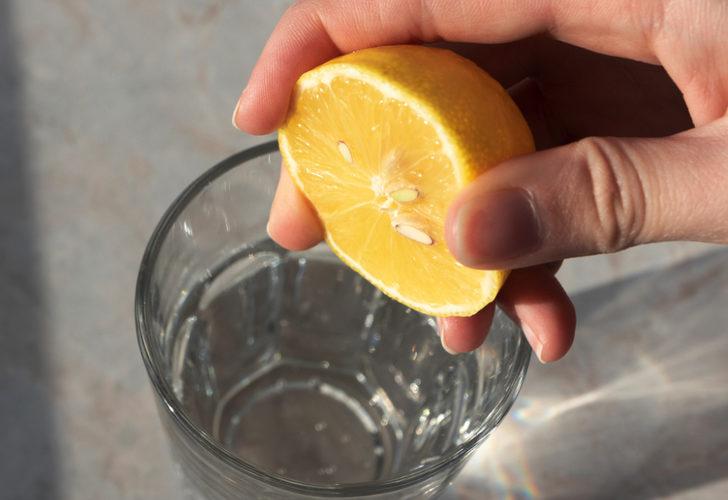 Bu faydaları tahmin bile edemezdiniz! Sabahları zeytinyağlı veya limonlu su içerseniz...