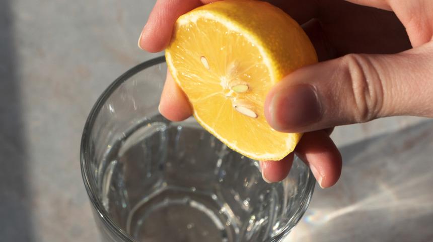 Bu faydaları tahmin bile edemezdiniz! Sabahları zeytinyağlı veya limonlu su içerseniz...