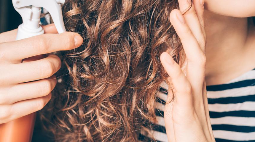 Kıvırcık saçlarınızla baş edemiyor musunuz? İşte doğal ve daha güzel bir görünüm yakalamanın yolları