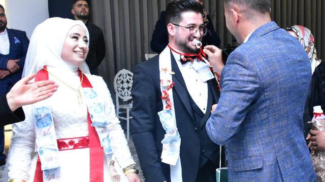 Böyle takı töreni görülmedi! Emzik, sucuk, merdane...