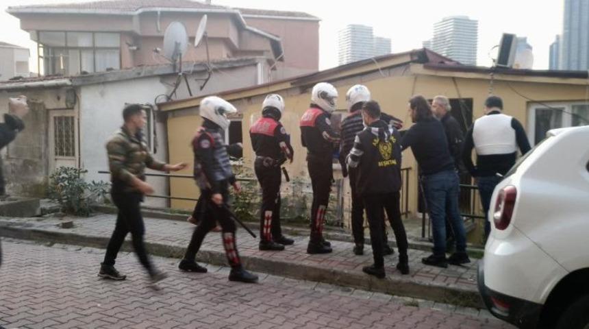 Beşiktaş’ta hareketli anlar! Polis ve sağlık ekiplerine keserle direndi