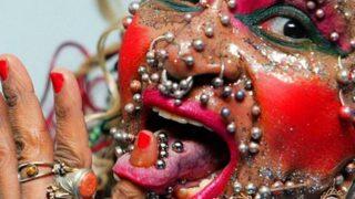 Guinness Rekorlar Kitabı’na girerek kendisini ispat etti! Piercinglerini saymaya sabır yetmiyor