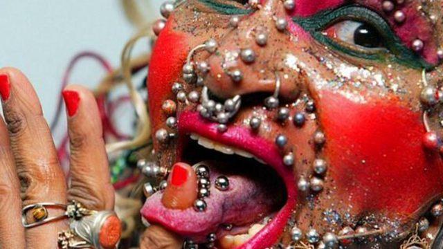 Guinness Rekorlar Kitabı’na girerek kendisini ispat etti! Piercinglerini saymaya sabır yetmiyor