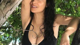 Salma Hayek, Eternals galasına dekoltesiyle damga vurdu