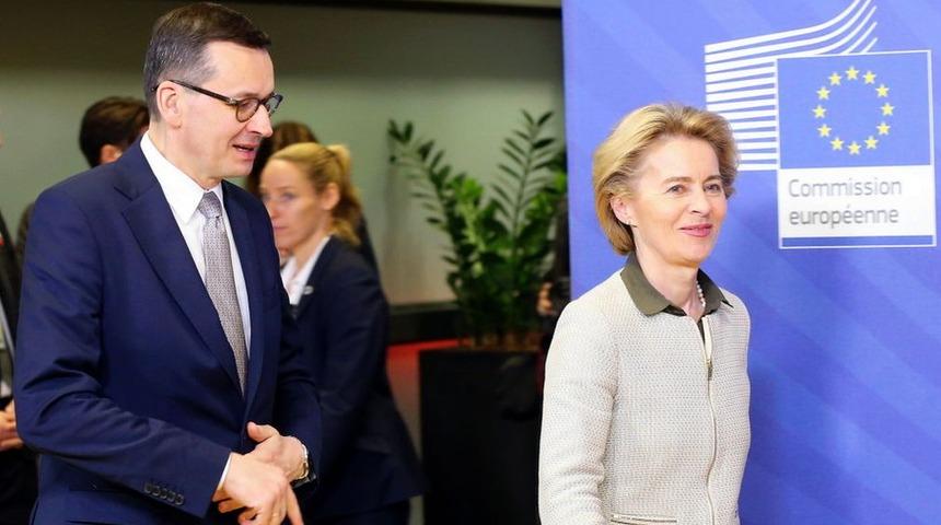 AB-Polonya gerginliği: Avrupa Birliği 'Yaptırımlar masada' diyor, Varşova birliği 'şantaj yapmakla' suçluyor