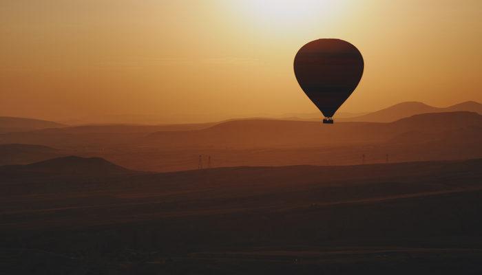 Feci ölüm! Sıcak hava balonundan hareket halindeki arabaya düştü