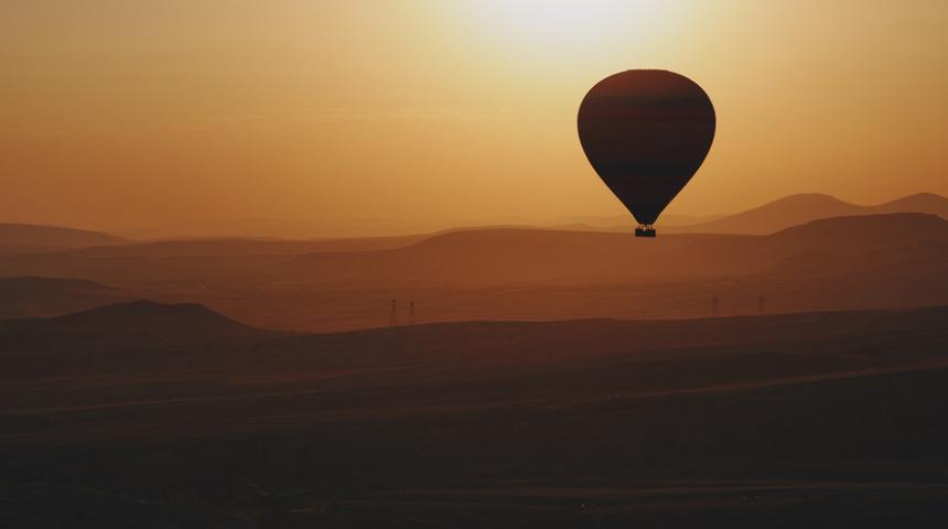 Feci ölüm! Sıcak hava balonundan hareket halindeki arabaya düştü