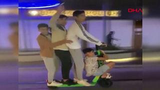 Antalya'da şaşkına çeviren anlar! Elektrikli scootera 4 kişi bindiler