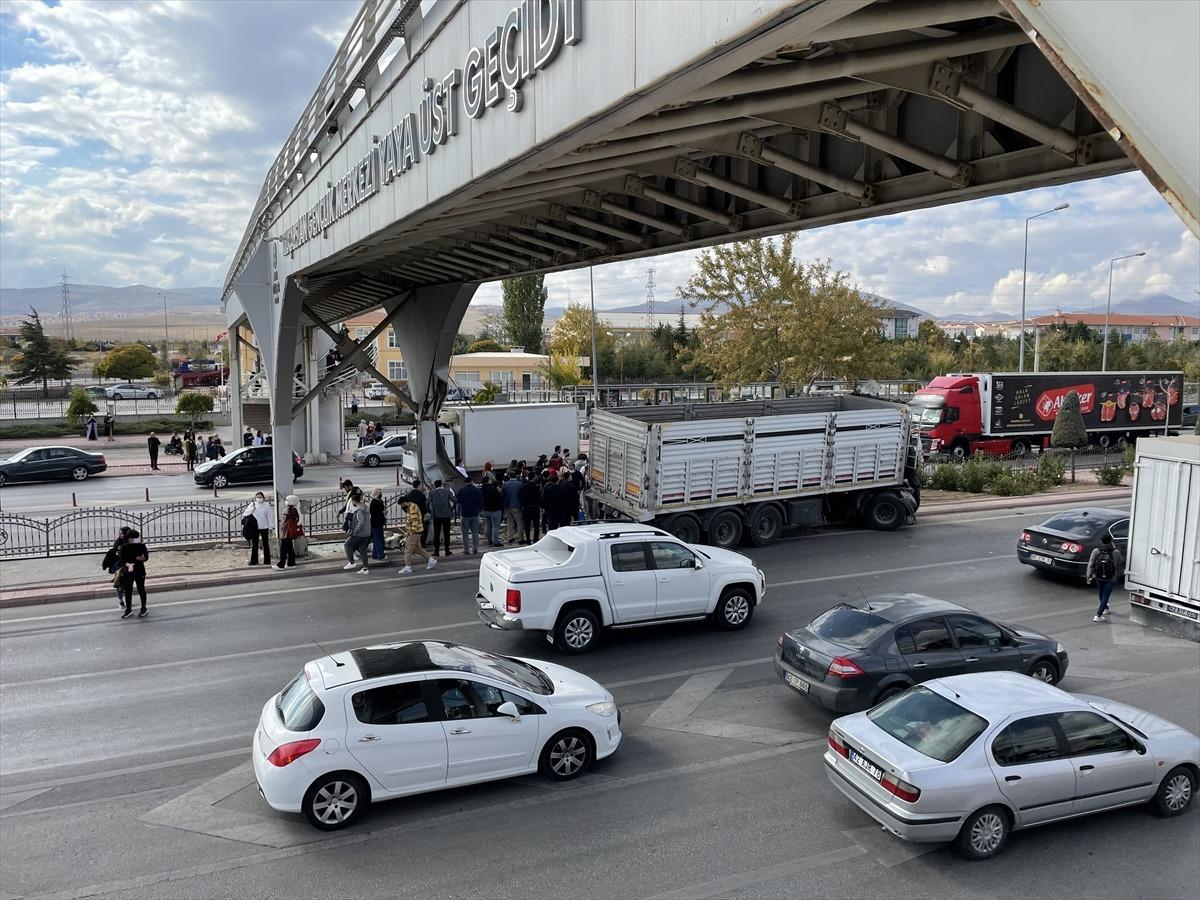 Konya'da kontrolden &ccedil;ıkan tır &uuml;st ge&ccedil;ide &ccedil;arptı