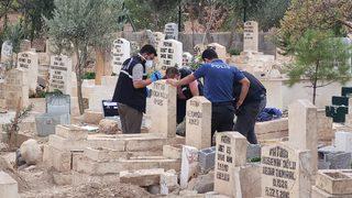 Kan donduran olay! Mezarlıkta çantayla gömülmüş bebek cesedi bulundu